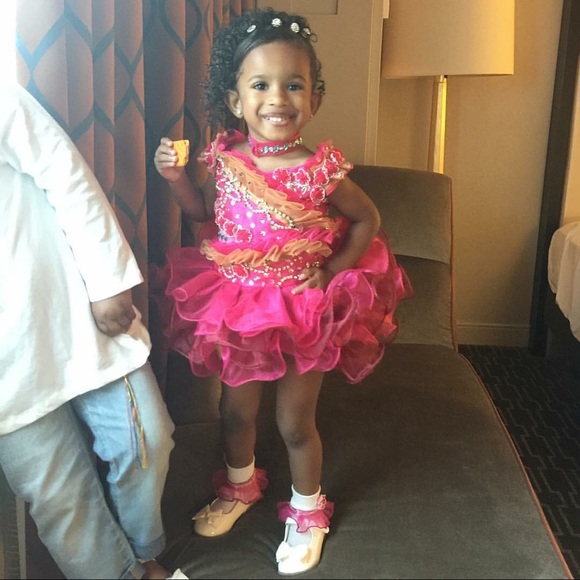 Pageant OOC - Picture 2 of 5